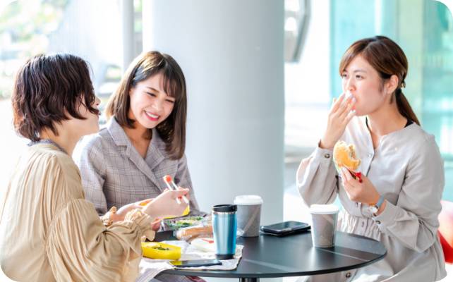 スタッフと交流を深めるランチミーティング