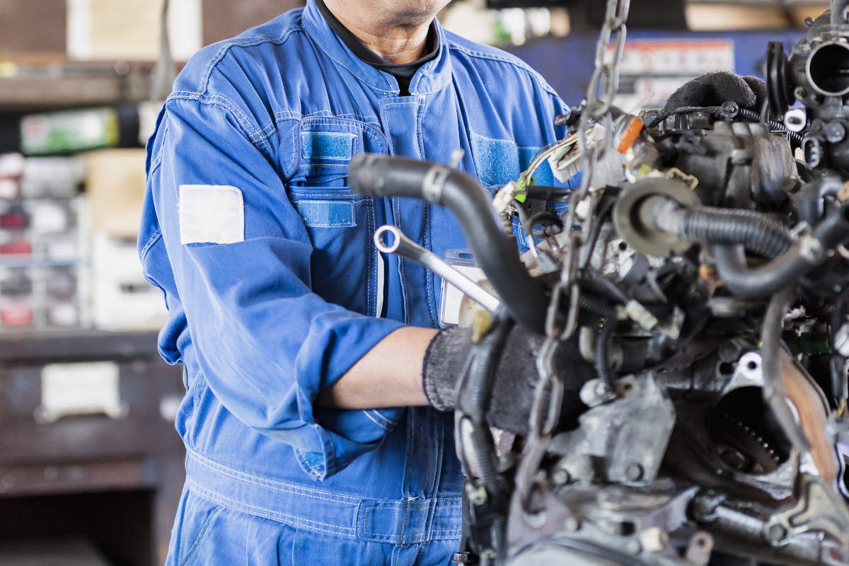 自動車を整備する作業員